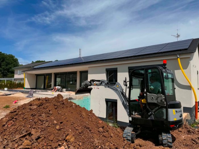 Mini-Bagger von SP BAU im Einsatz bei Erdarbeiten vor einem Neubau