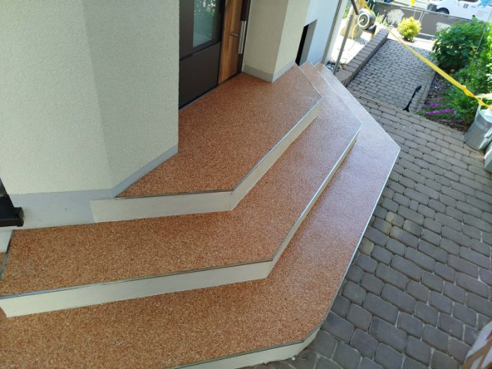 Steinteppich-Eingangstreppe von oben mit angrenzender Pflasterfläche