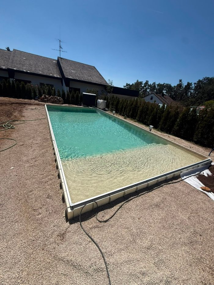 Fertig gemauertes Pool-Becken mit vorbereiteter Fläche für die Außenanlage