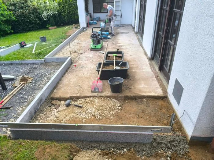Untergrundaufbau der Terrasse mit verdichteter Tragschicht und gesetzten Granitrandsteinen